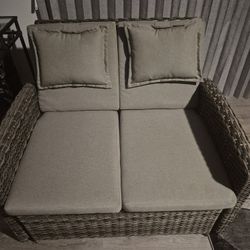 Like New Wicker Love Seat Sofa 