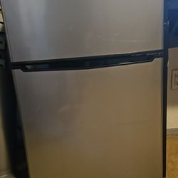 Mini fridge 3.2cu ft
