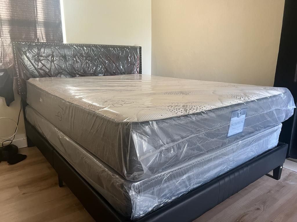NEW MATTRESS QUEEN SIZE PLUSH WITH BOX SPRING