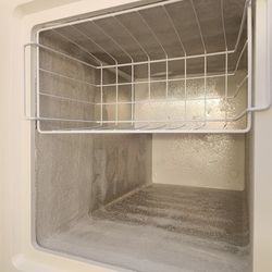 Insignia™ - 3.5 Cu. Ft. Garage-Ready Chest Freezer - White
Model: NS-CZ35WH3