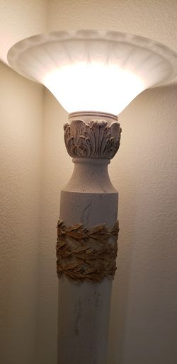 Floor lamp with adjustable lighting