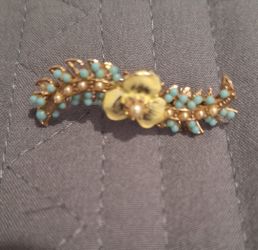 Vintage gold tone floral and leaf brooch.