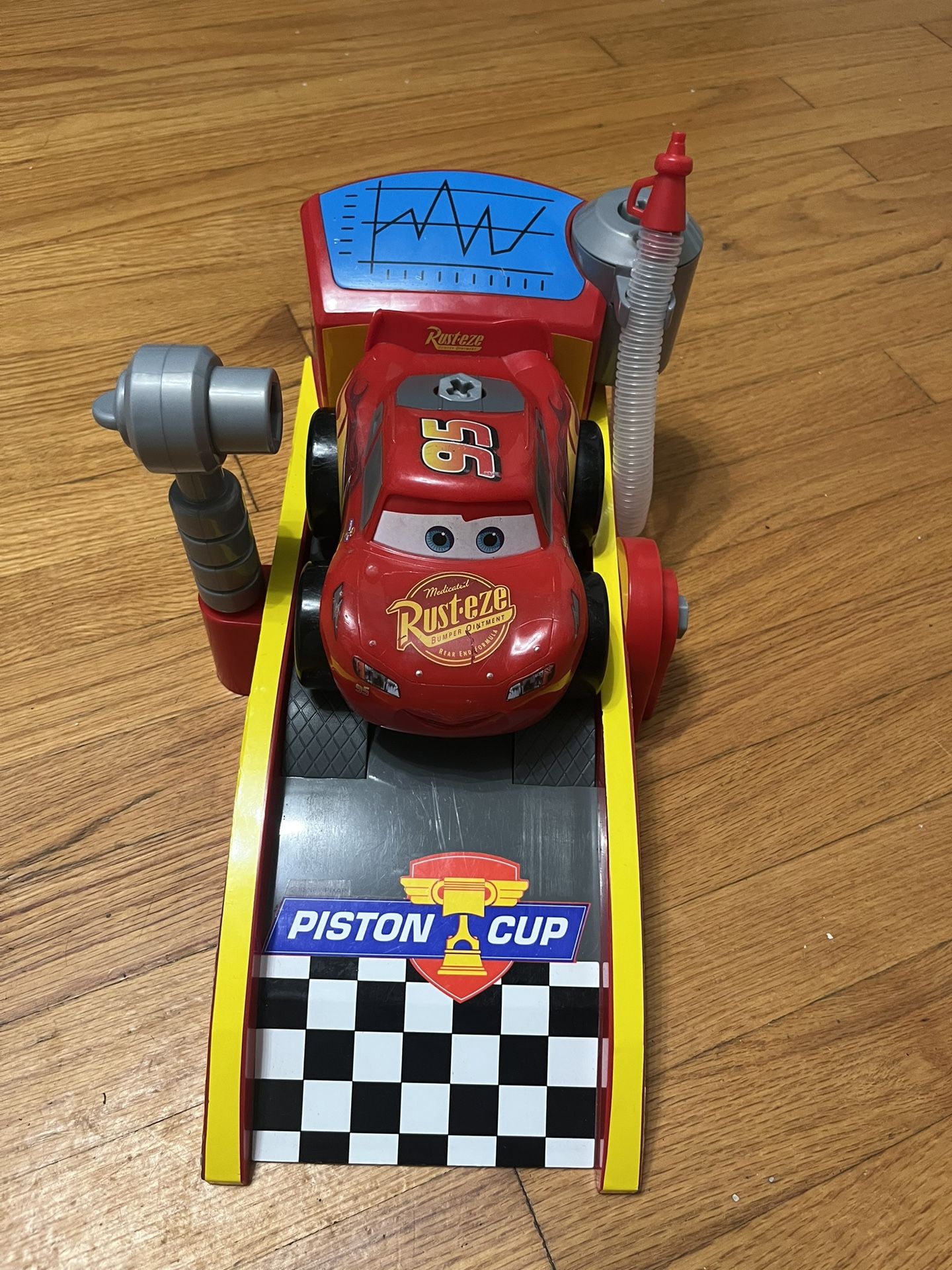Lightning McQueen Mechanic Shop & Launcher Play Set