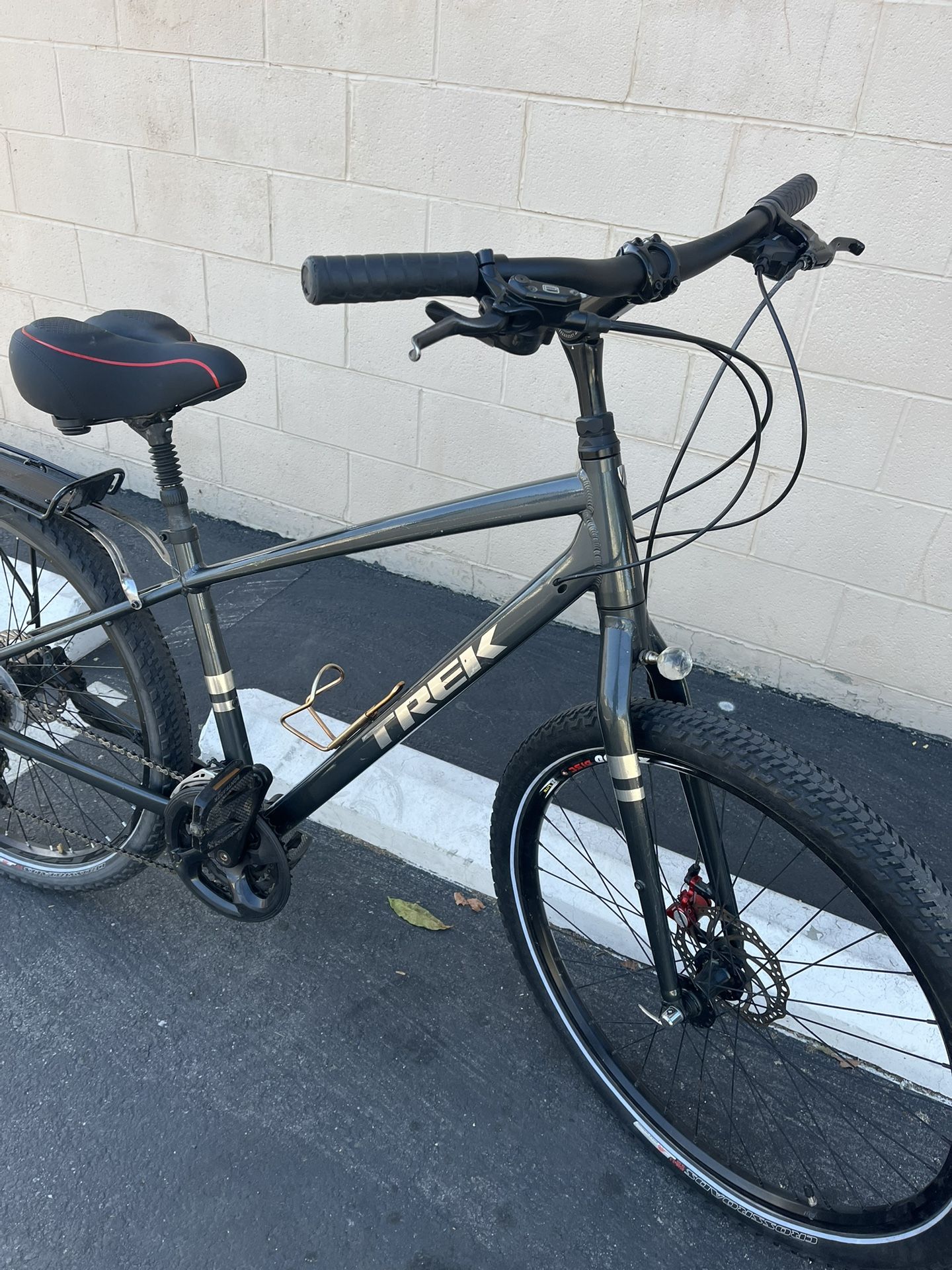nice bike aluminum everything works good big bike big tires size 27.5 fast bike / trek