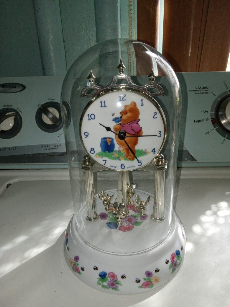 Glass Winnie the pooh clock case is glass 2 heavy glass figurines 🐻 and 🦒 