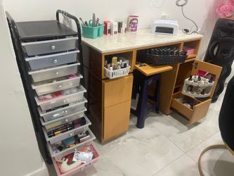 Manicure table with all