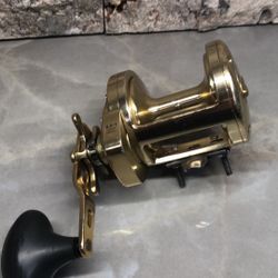 Shimano “GOLD” Trinidad TN30 Star Drag Conventional Saltwater Fishing Reel.