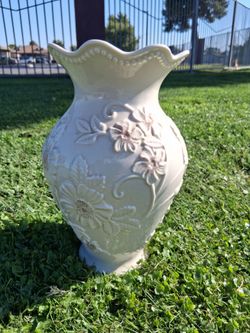 Lenox 10" Vase made Exclusively for 1-800 Flowers With Gold Trim, Embellished Floral Design...BEAUTIFUL VASE!....asking ONLY $30.00