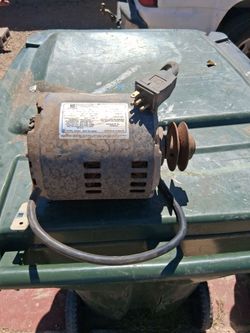2 speed 115volt cooler motor has plug works good