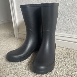 Women’s Size 7 Rain Boots – Mid-Calf with Rubber Sole