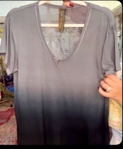 ARATTA, Gray Ombre V-Neck T-Shirt with Graphic Back