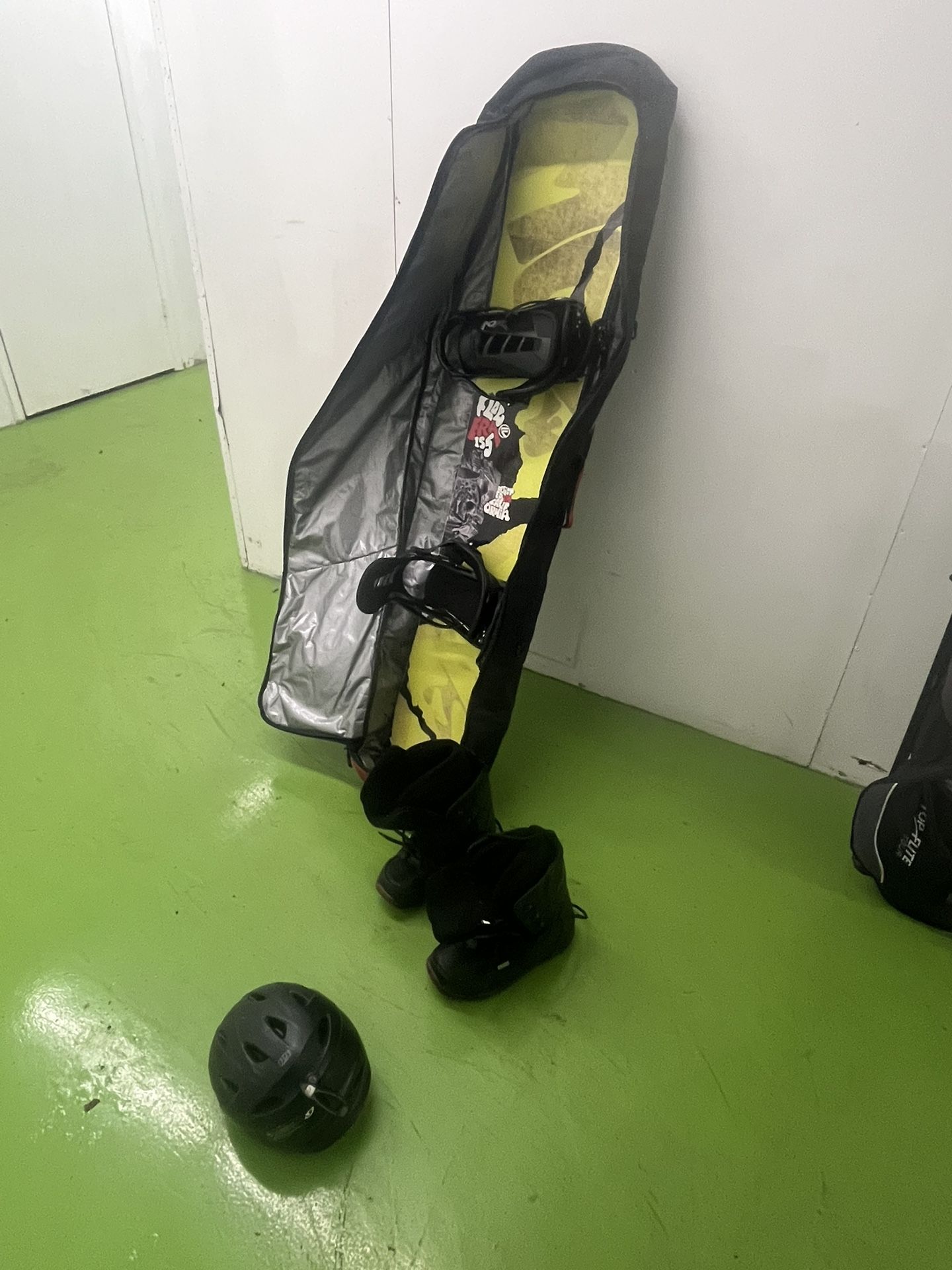 Snowboard, bag and size 10 boots