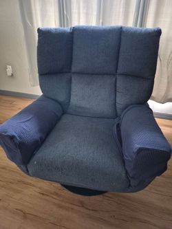 Chair that reclines and swivel