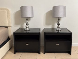 Black Nightstands Set of 2 w/ Lamps / Set de Mesa de noche negro con Lamparas