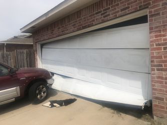 GARAGE DOOR / PUERTA DE GARAGE