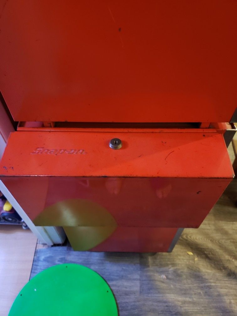 Snap on pry bar holder 