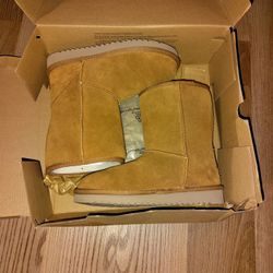 Never Worn Koolaburra ugg Short Boots Size 5