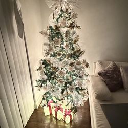 ✨ Christmas Tree + Full Decorations