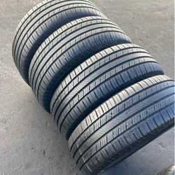 225 65 17 Michelin con 80% de vida las 4 They all have 80% of their life remaining.