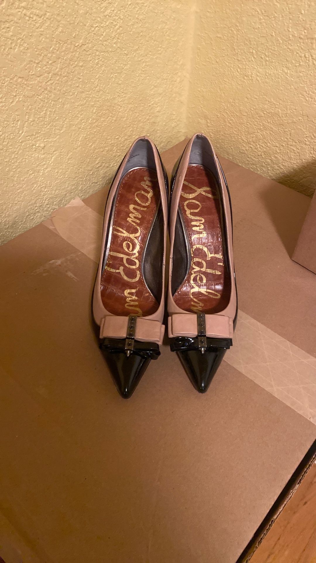 Sam Edelman Beige And Patent Black Bow Pump With Metal Spikes Size 8 1/2