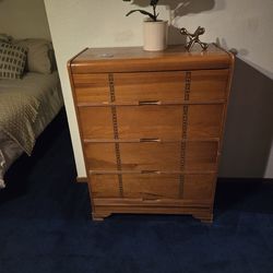 Vintage wood dresser 4 drawers