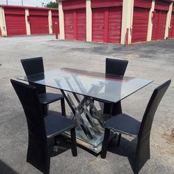 ** BEAUTIFUL GLASS DINING ROOM TABLE SET ** $250 OBO 