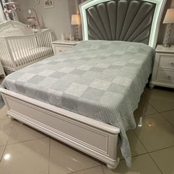  Queen Bed
