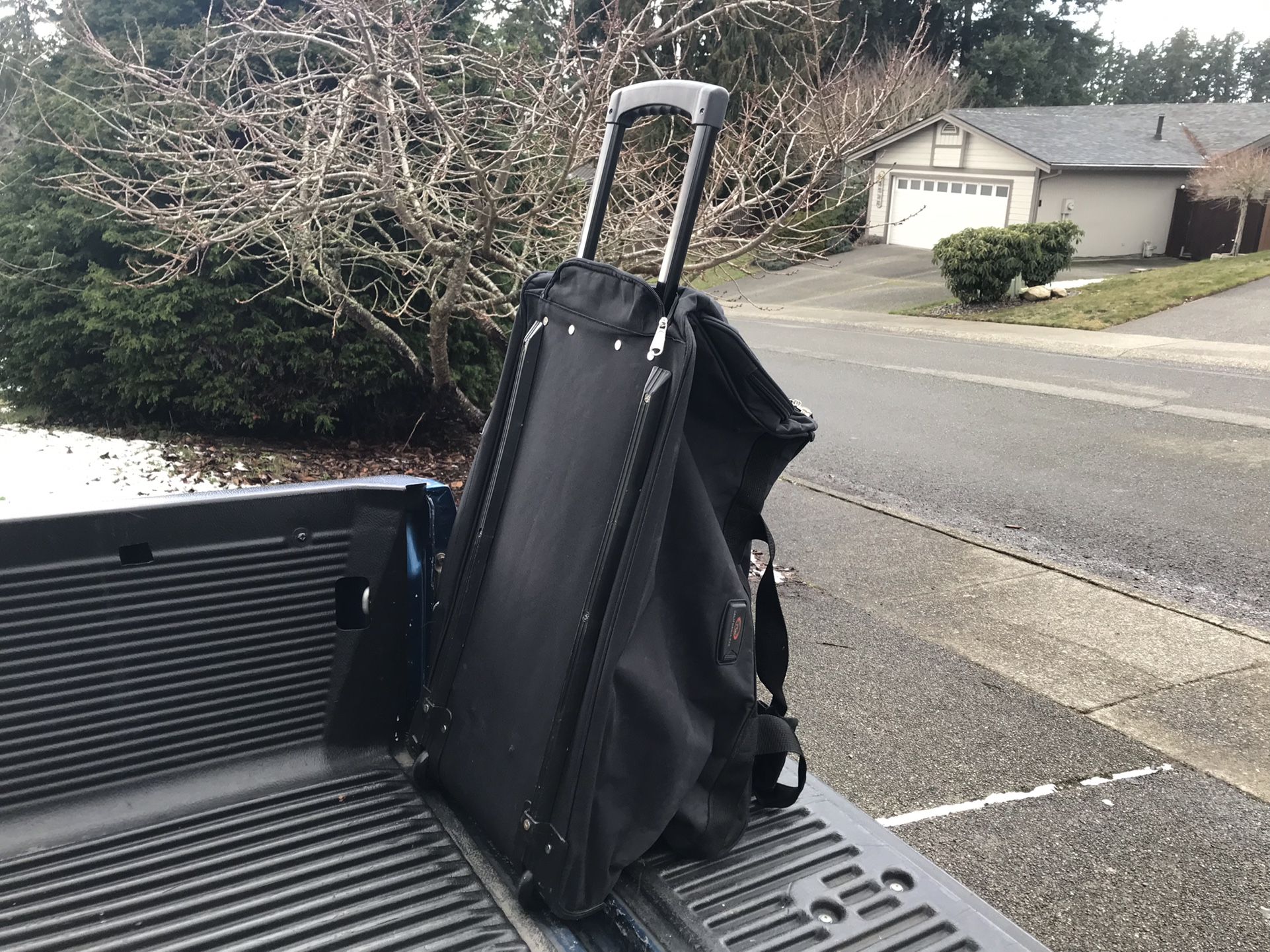 Baseball Softball Equipment or Dufflebag Duffle Bag on Rollers Suitcase Backpack like New