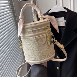 High-end niche bag women’s 2025 new popular fashion cylinder hand-held single-shoulder bucket bag white cross-body bag