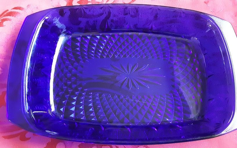 AVON CASSEROLE BAKING DISH COBALT BLUE ROYAL SAPPHIRE, MADE IN FRANCE.  13 1/2×8 1/2".  EXCELLENT CONDITION.  ABSOLUTELY STUNNING COLOR.