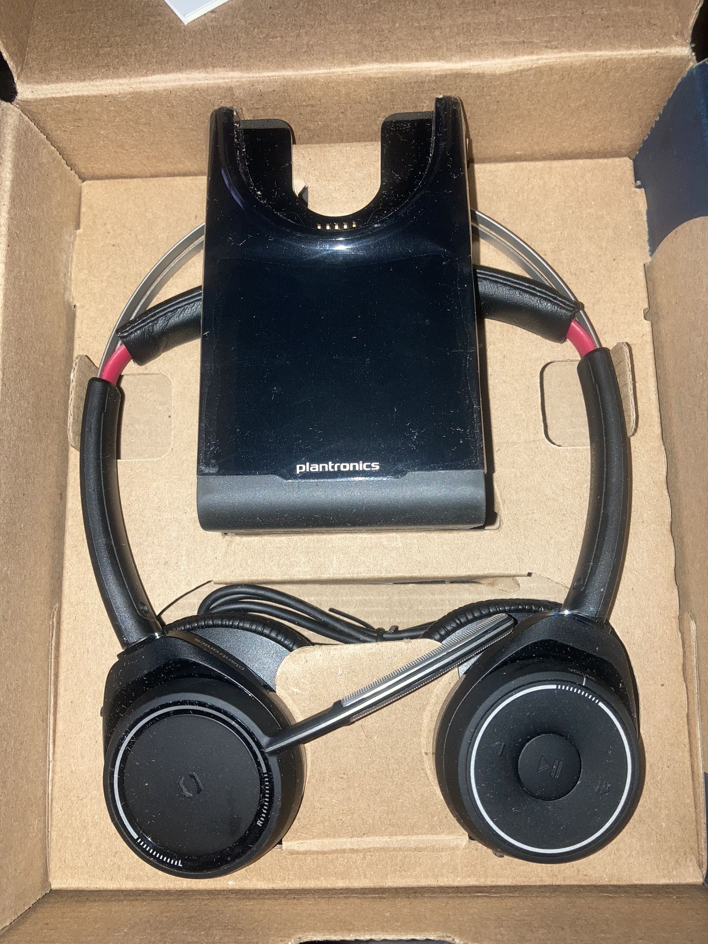 Voyage Focus UC & Charging Station