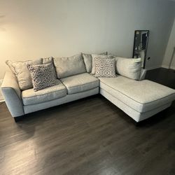 Modern Sectional Sofa – Excellent Condition