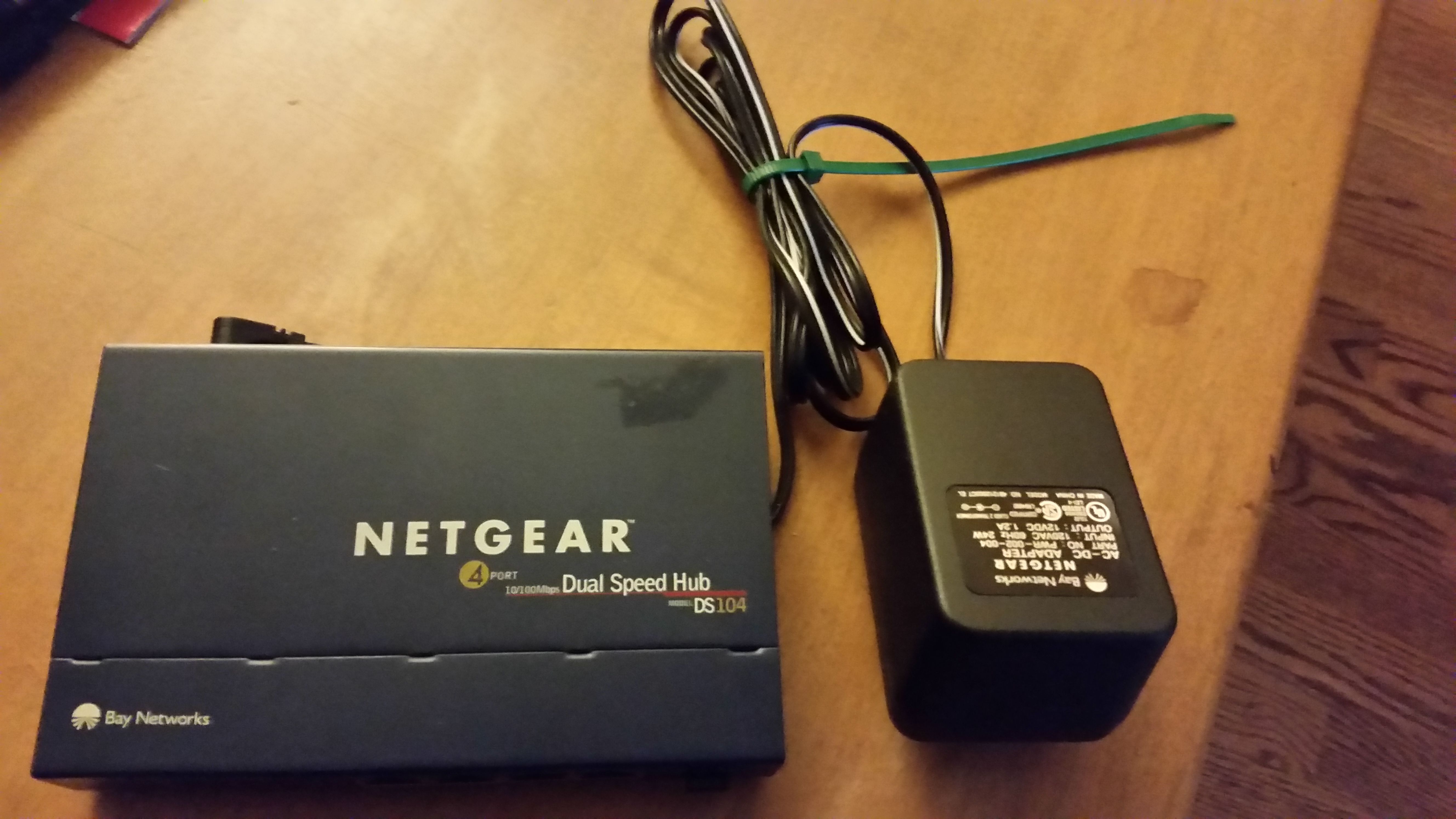 Netgear DS 104, 4-port 10/100 dual speed hub