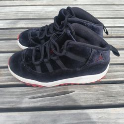Kids jordan black velvet 11's, size 10c