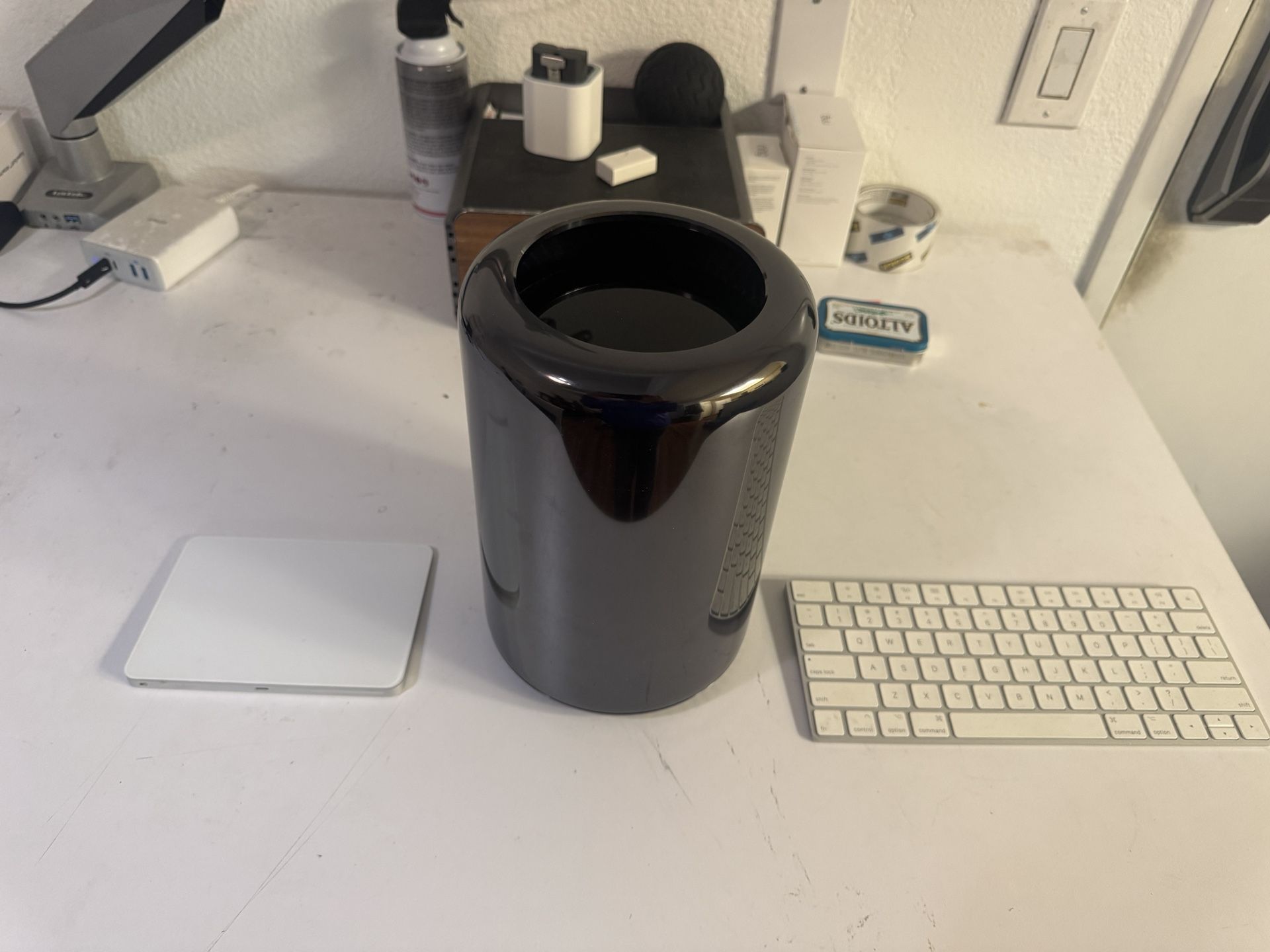 Apple Mac Pro (Late 2013) 3.0GHz 8-Core 64GB RAM 1TB SSD storage Dual AMD FirePro D500 graphics