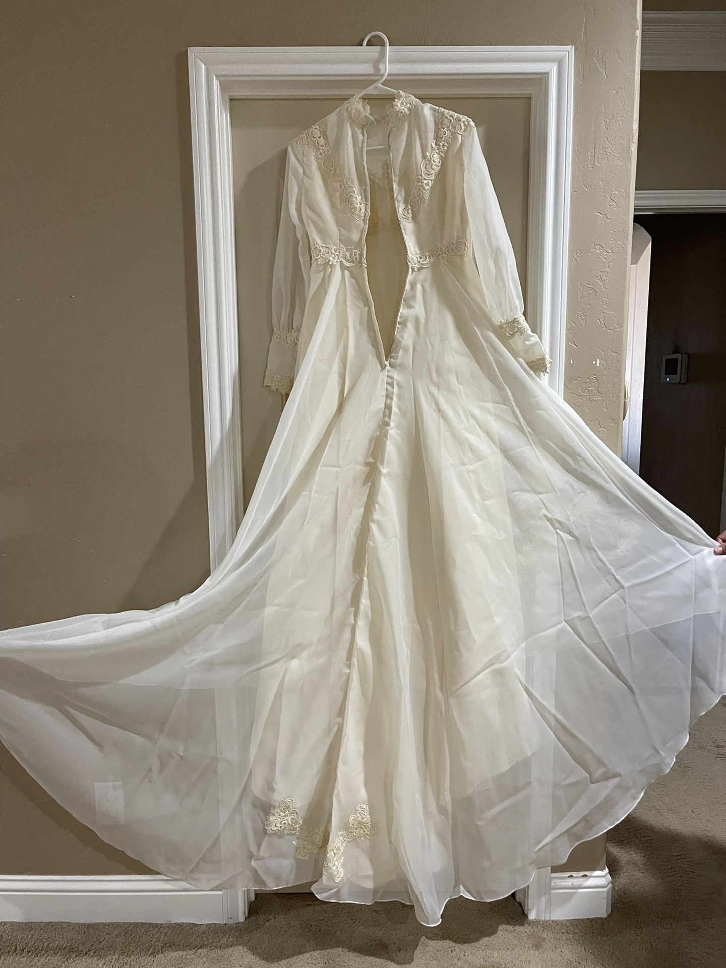 vintage wedding dress and veil