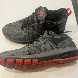 NIKE AIR FINGERTRAP MAX SIZE 12