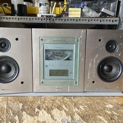 Nakamichi soundspace 5 stero music system 3 -disc cd changer  Fm. Am  no power cord