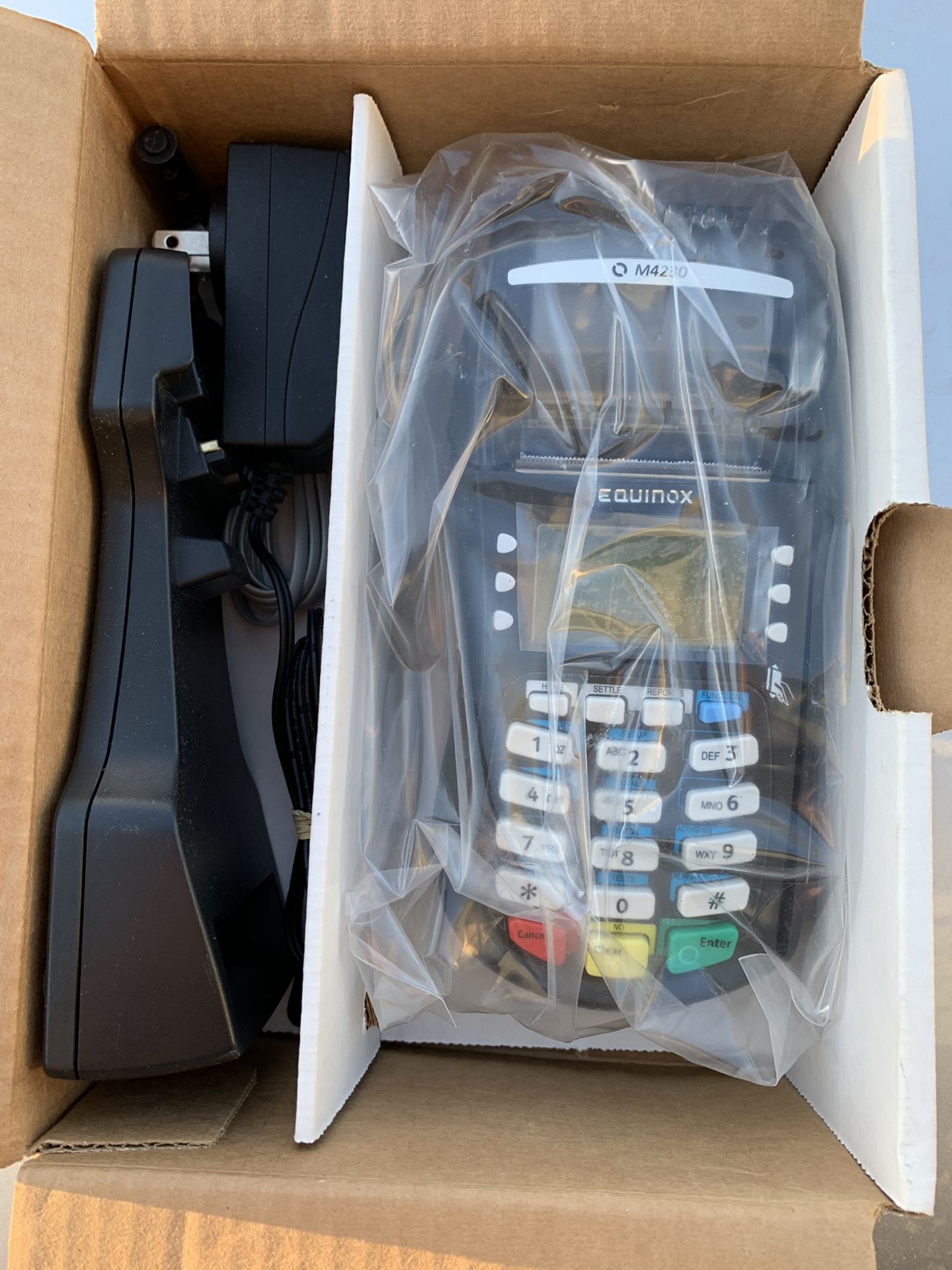 Brand new never used Hypercom Equinox M4230 Cellular Credit card machine