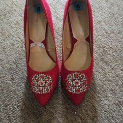 Adrienne Vittadini Red Burgundy Suede Shoes Pumps Brooch Rhinestones Size 6 Very Good Condition 