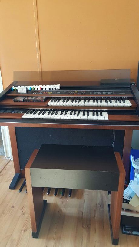 Lowrey Genius Organ Model G200