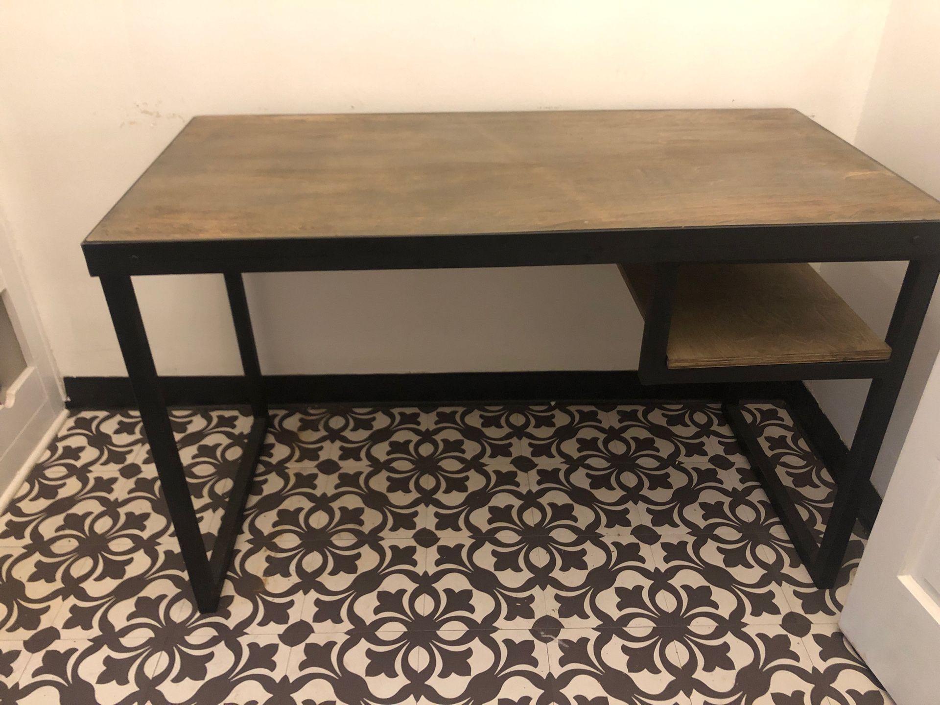 Like New Table/Desk