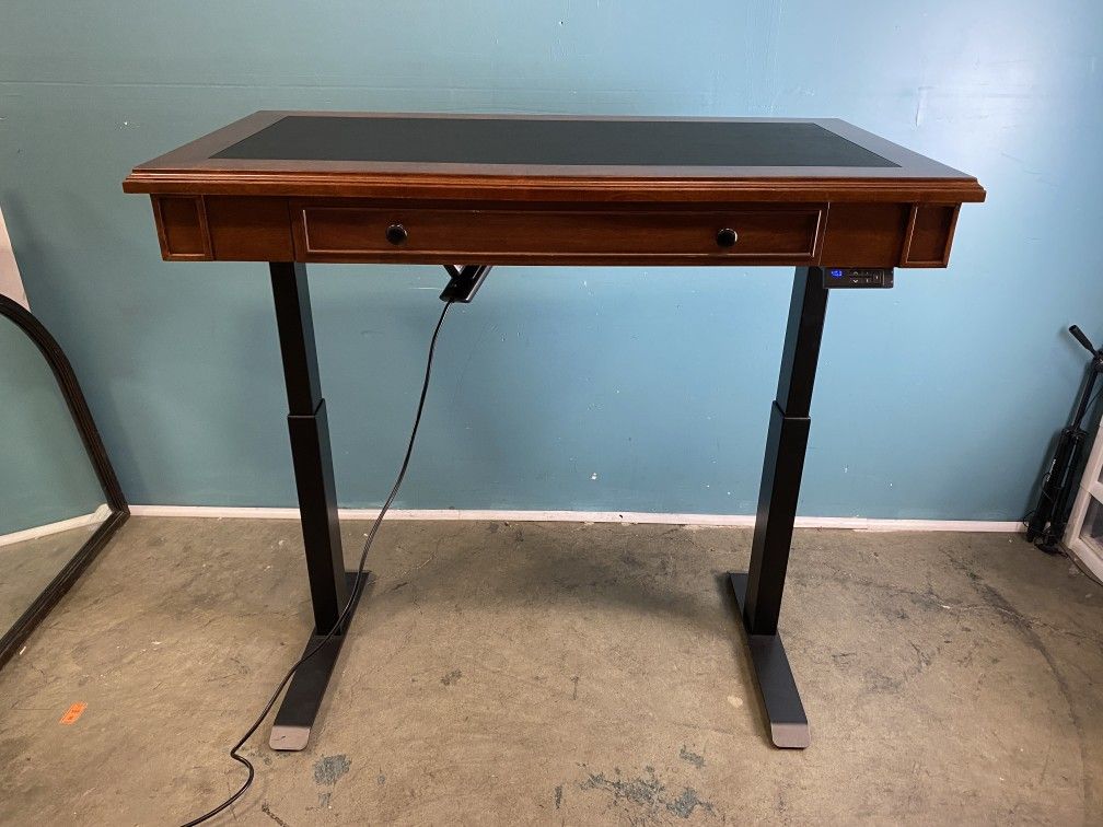 KOBLE Danee Electric Height Adjustable Desk