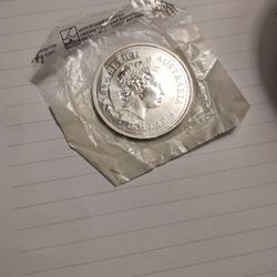 Elizabeth 11 Australia 1 Dollar. 2001.Tree Bird Rare.