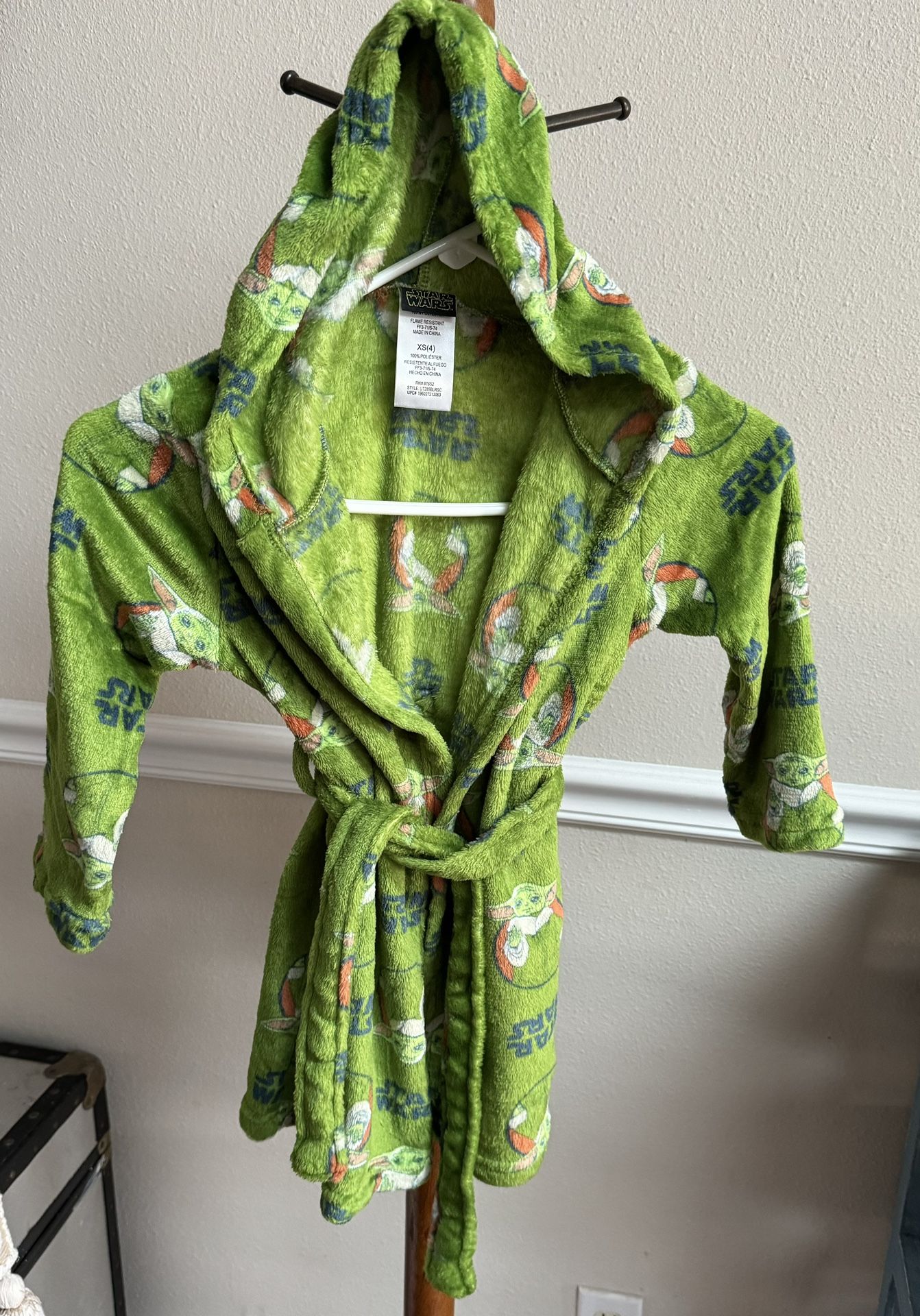 Child Size XS (4) Star Wars Disney Cozy Hooded Robe Just $5 Xox