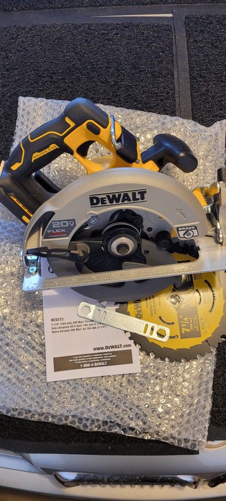 Dewalt 20v Flexvolt Advantech 7 1/4 Circular Saw. Tool Only $130 Firm
