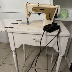 Singer Sewing Machine 