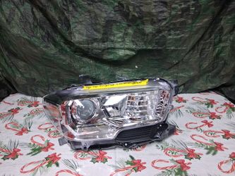 2016-18 Toyota Tacoma Right Headlight Regular 