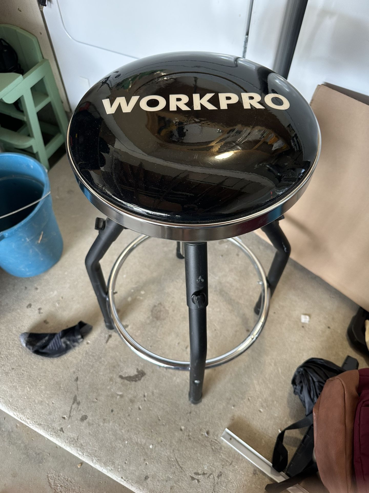 WORKPRO Garage Bar Stool. Heavy Duty Adjustable Hydraulic Shop Stool