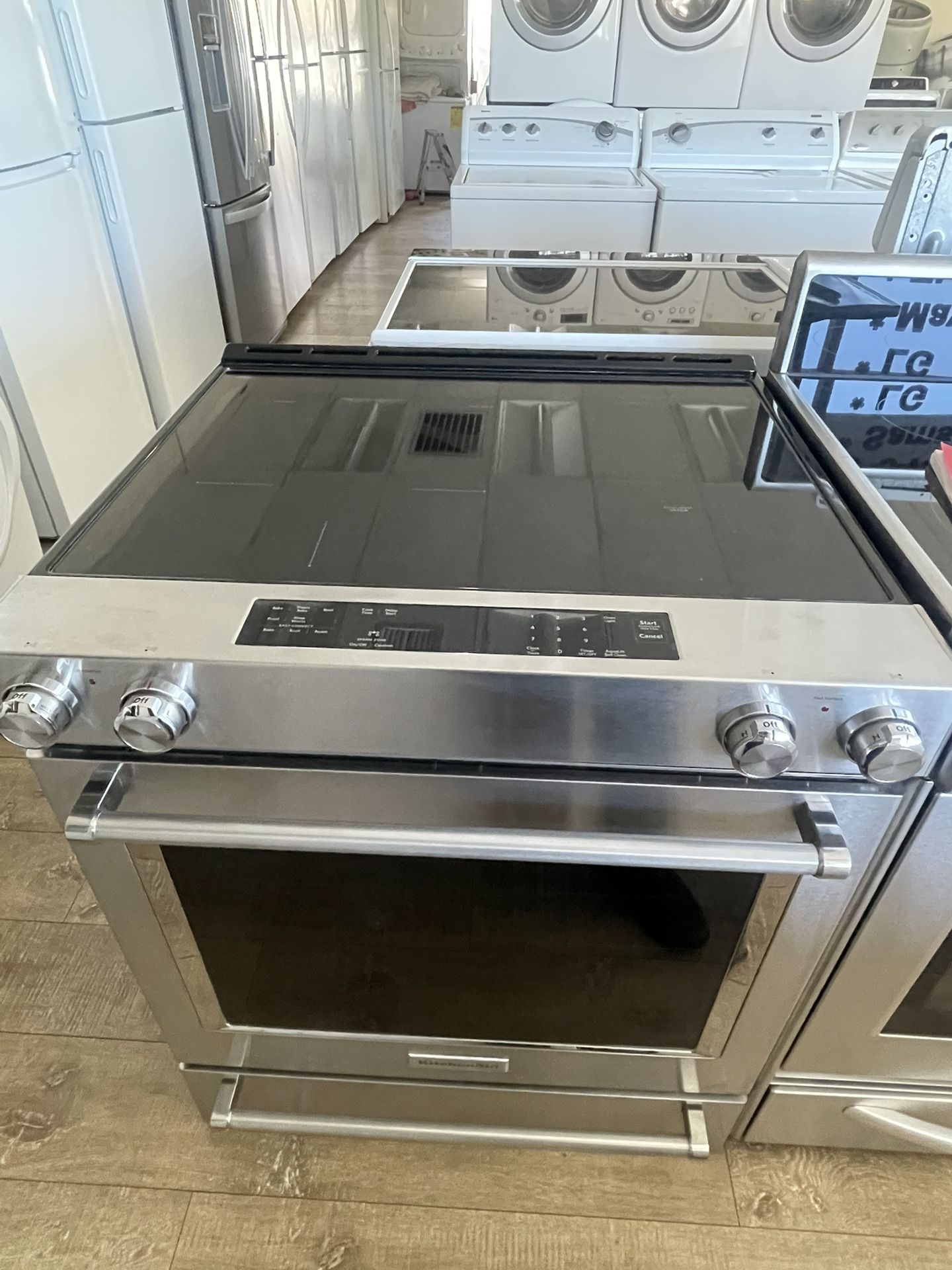 30’’ Kitchen Aid Stainless Steel Glasses Top 220v Electric Stove In Excellent Working Condition Like New